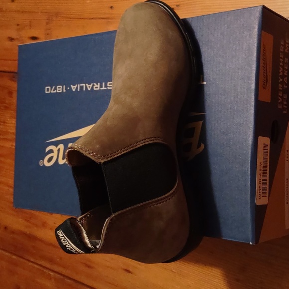 New in box blundstone stone nubuck low heel elastic short boot sz 4.5  USA 7.5 - Picture 4 of 8